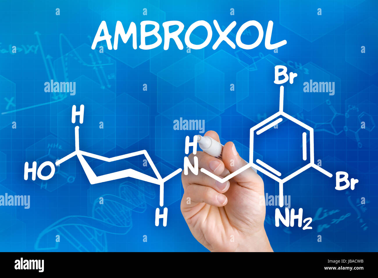 Mano zeichnet chemische Strukturformel von ambroxolo Foto Stock