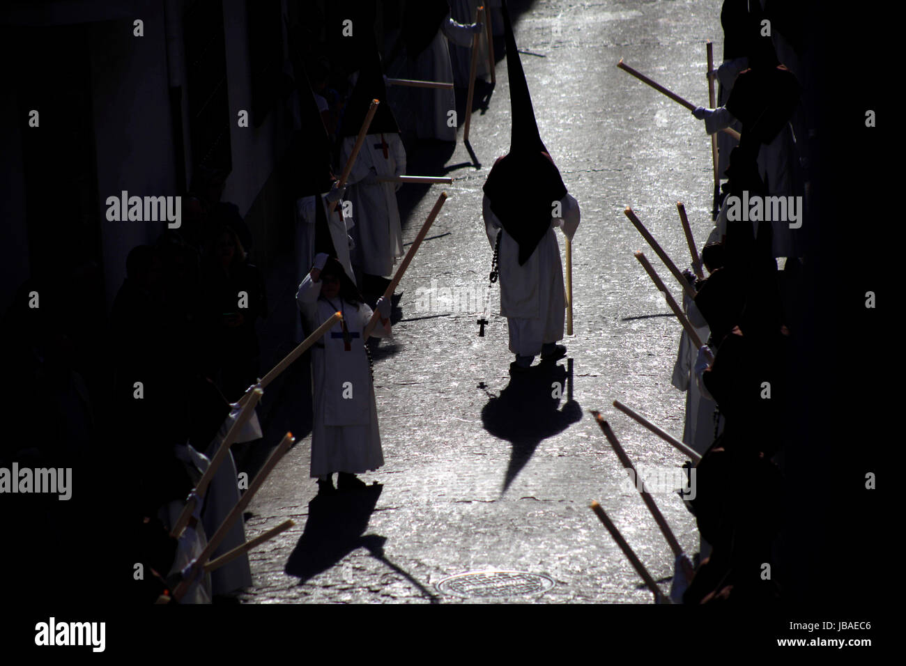 L'ombra di un penitente è visto durante la settimana di Pasqua celebrazioni a Baeza, Provincia di Jaen, Andalusia, Spagna Foto Stock