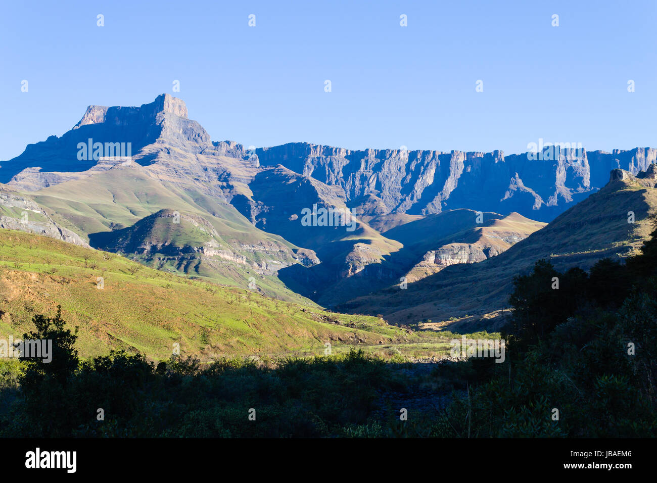 South African landmark, Anfiteatro dal Royal Natal National Park. Drakensberg montagne paesaggio. Picchi superiore Foto Stock