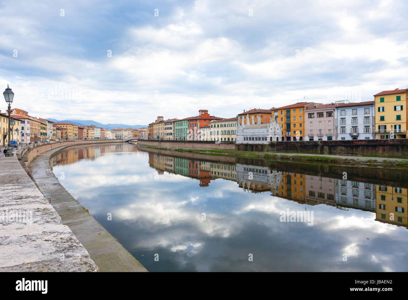 Vista di Pisa. Gli edifici lungo il fiume Arno. Punto di riferimento italiano, Toscana Foto Stock