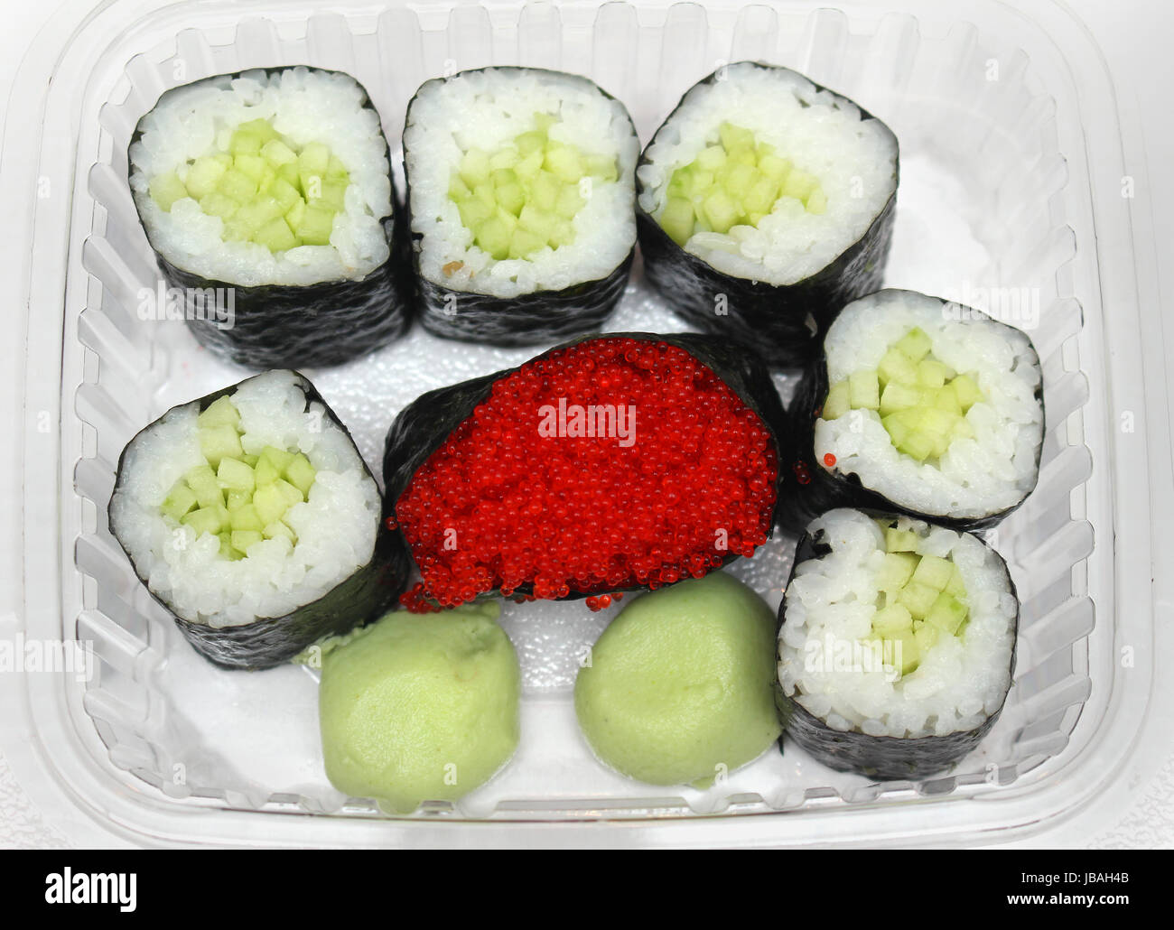 Appena fatti rotoli di sushi con caviale rosso in medio Foto Stock