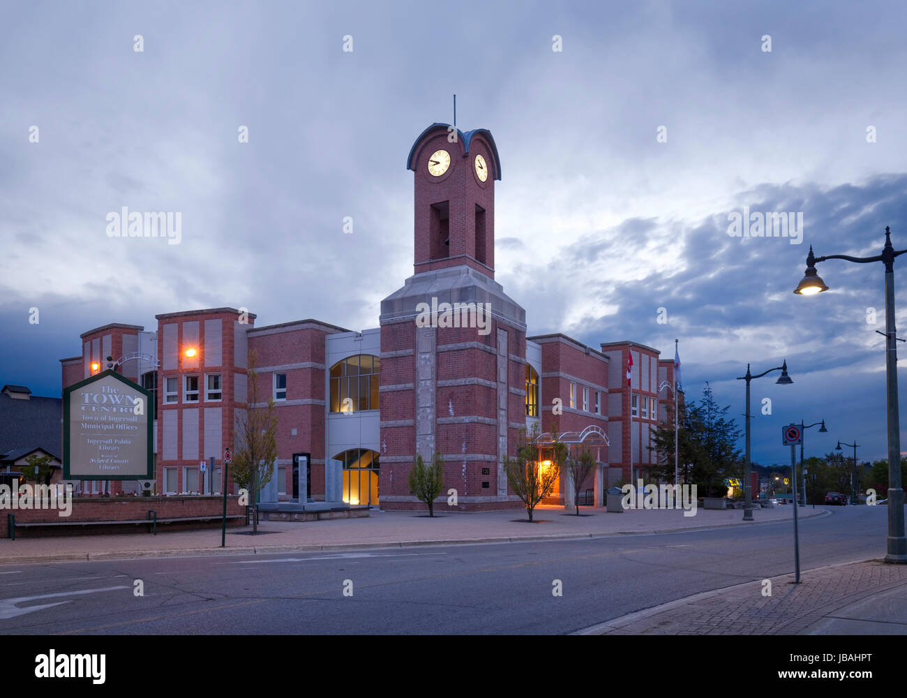 Il Centro Storico edificio che ospita la biblioteca pubblica e uffici comunali. Ingersoll, contea di Oxford, Ontario, Canada. Foto Stock