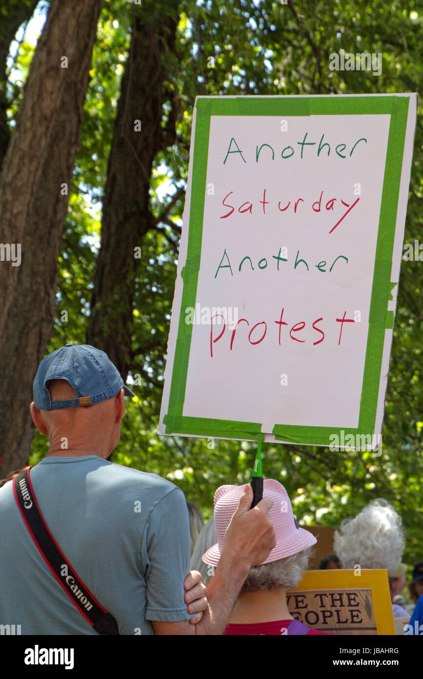 Asheville, North Carolina, Stati Uniti d'America - 3 Giugno 2017: un uomo detiene un divertente segno politico dicendo "un altro sabato, un altro segno di protesta' durina a marzo per Tru Foto Stock