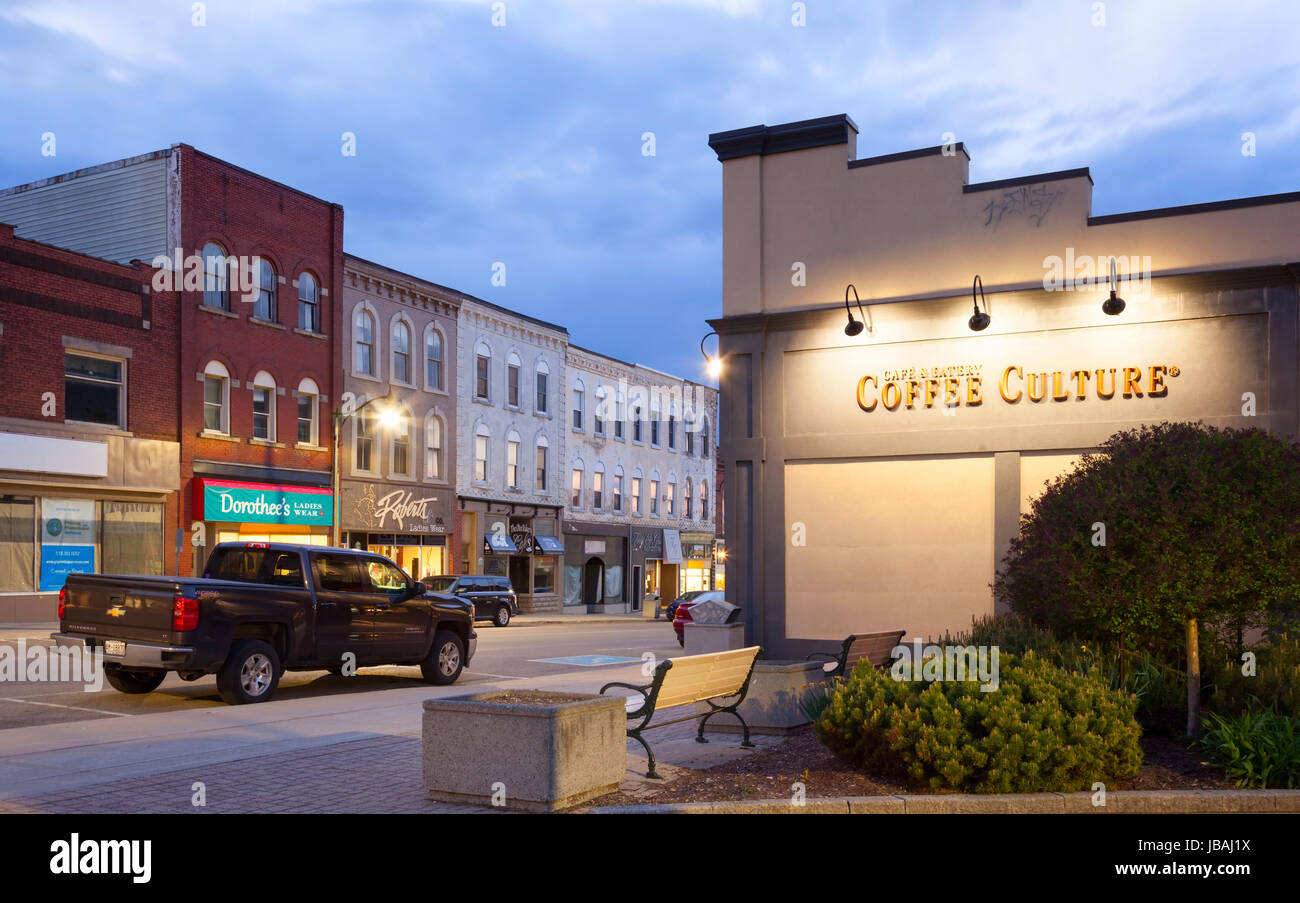 Un alto fine coffee shop e un patrimonio storico di edifici nel centro cittadino di Ingersoll, contea di Oxford, Ontario, Canada al crepuscolo. Foto Stock