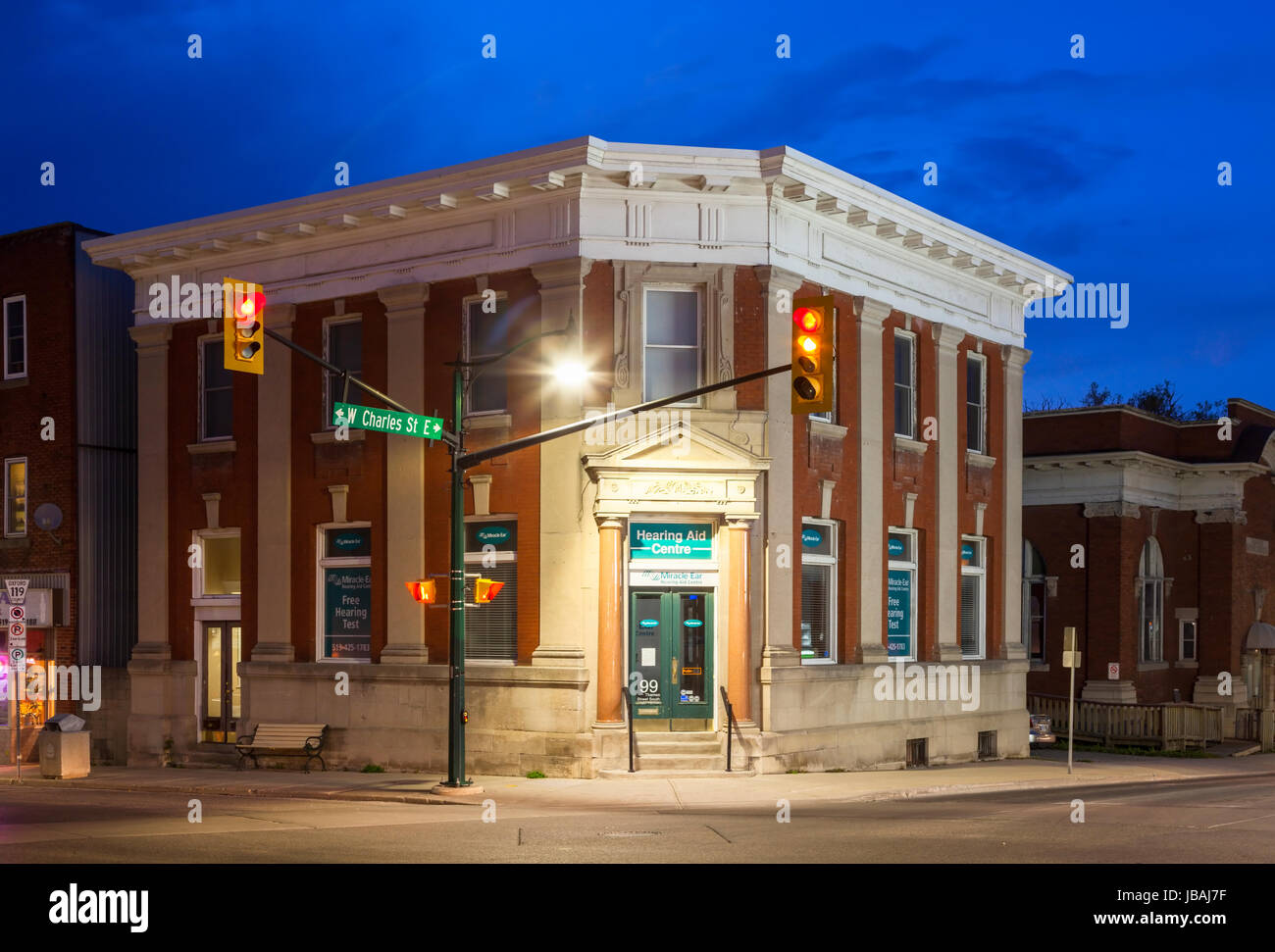 Un patrimonio storico edificio nel centro di Ingersoll, contea di Oxford, Ontario, Canada al crepuscolo. Foto Stock