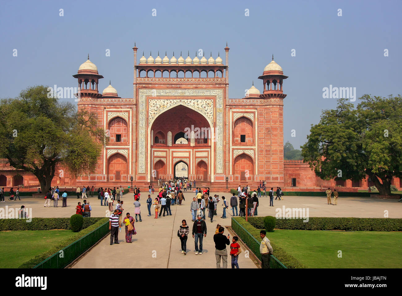 I turisti in piedi vicino Darwaza-i-Rauza (Porta grande) in Chowk-ho Jilo Khana cortile, Taj Mahal complessa, Agra, India. Il gate è l'entrata principale Foto Stock