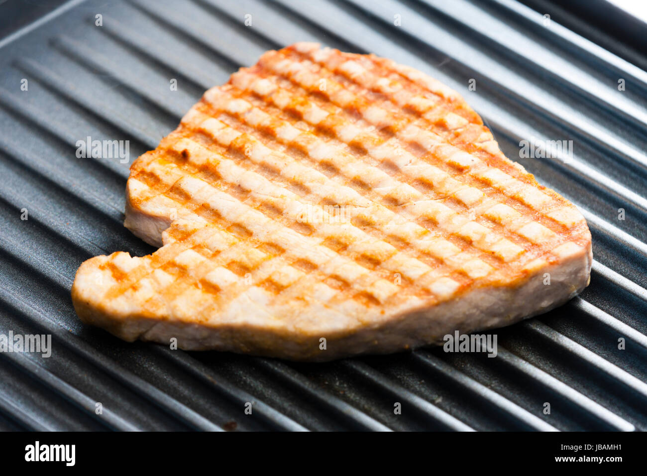 Bistecca di tonno sulla griglia elettrica Foto Stock