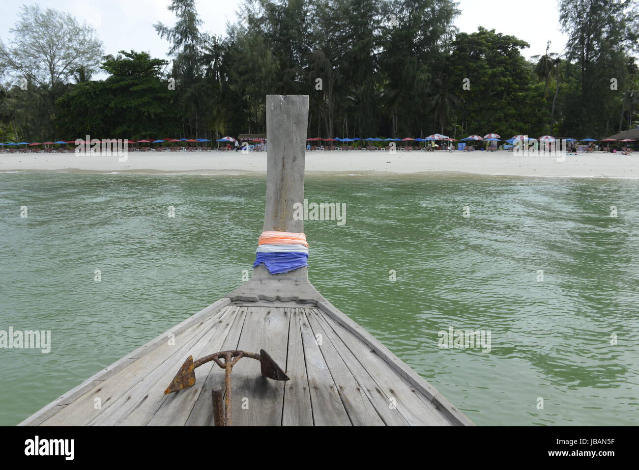 Eine Kleine Badeinsel wenige Bootsminuten oestlich von der Hauptinsel Puket auf der Insel Phuket im sueden von tailandia in Suedostasien. Foto Stock