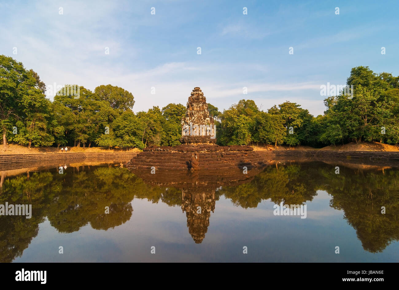 Un stile khmer prang torre nel sito inondate di Prasat Neak Pean all'interno del tempio di Angkor complesso. È stato un cerimoniale complesso acqua e ospedale. Foto Stock