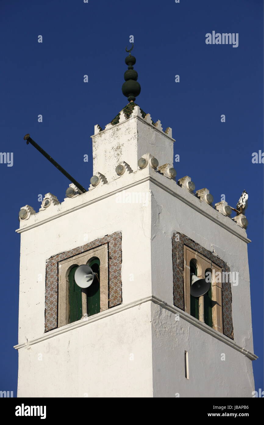 Afrika, Nordafrika, Tunesien, Tunisi Die Moschee mit dem Minarett in Altstadt von Sidi Bou Said am Mittelmeer und noerdlich der Tunesischen Hauptstadt Tunisi. Foto Stock