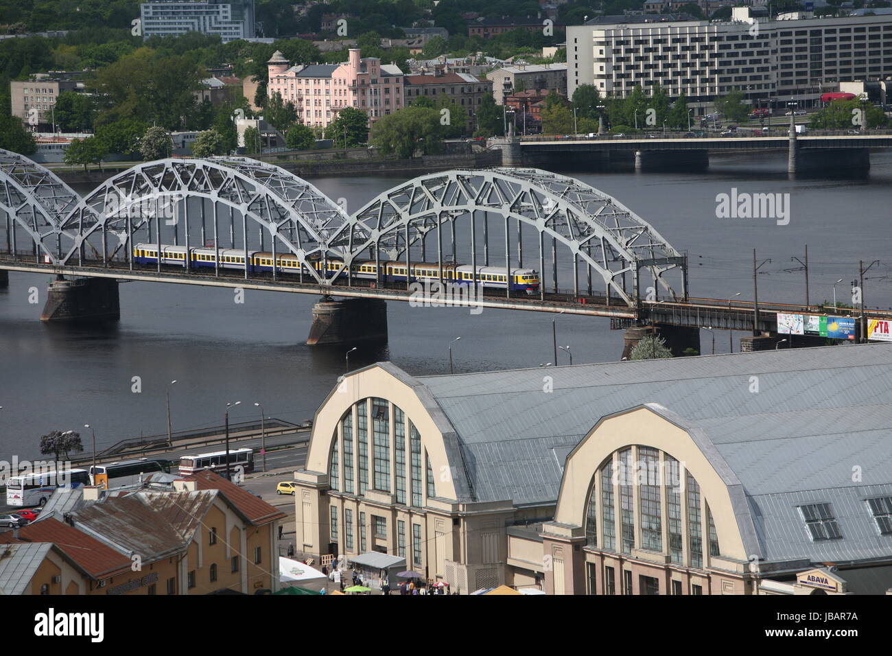 Der Stadtteil kleines Moskau am Fluss Daugava mit dem Markt und den Markthallen von Riga aus Sicht der Aussichtsterasse des Sozialistischen Hochhaus Akademie der Wissenschaften im Stadtteil poco Mosca in Riga, Lettland Foto Stock