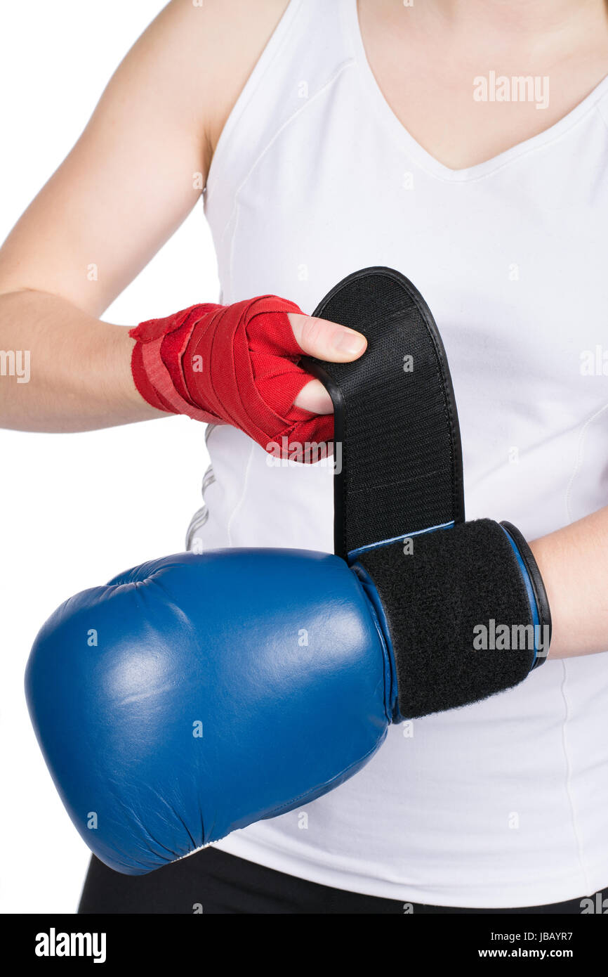 Freigestelltes Foto einer Sportlerin, die einen blauen Boxhandschuh anzieht Foto Stock
