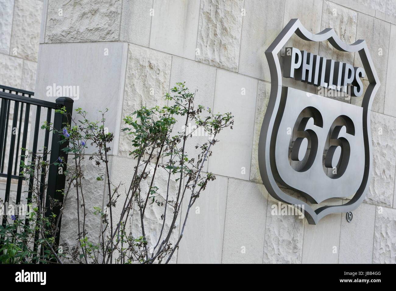Un logo segno esterno di una sede della Phillips 66 società di Houston, Texas, il 27 maggio 2017. Foto Stock