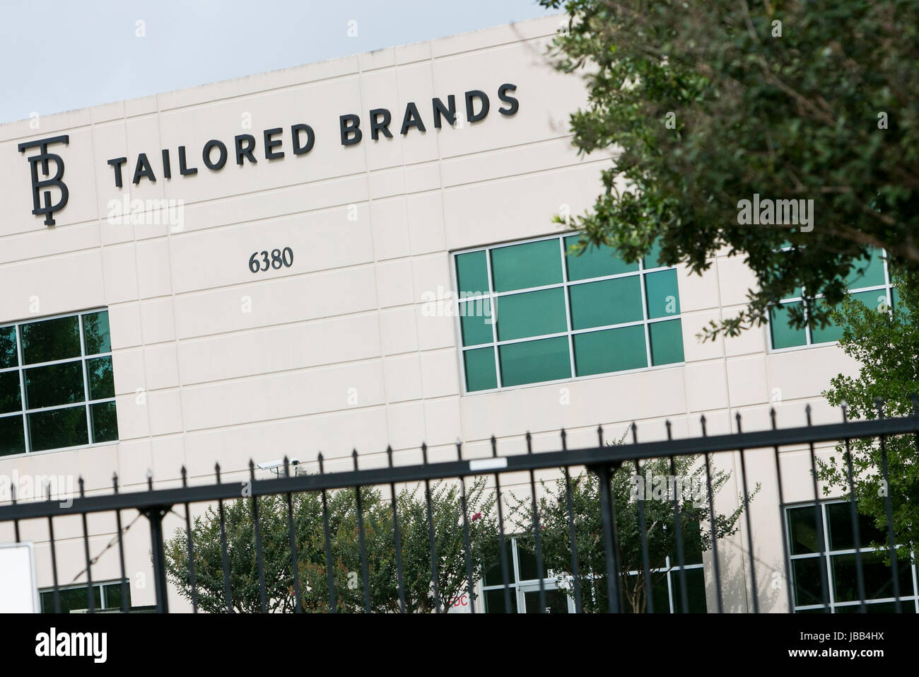 Un logo segno al di fuori della sede di Tailored Brands Inc., la società madre di uomini Wearhouse e JoS. A. Bank Clothiers, in Houston Texas, Foto Stock
