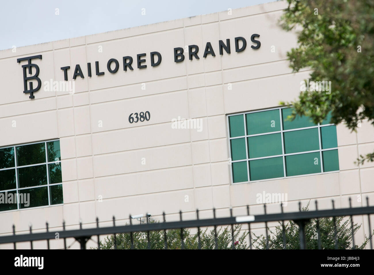 Un logo segno al di fuori della sede di Tailored Brands Inc., la società madre di uomini Wearhouse e JoS. A. Bank Clothiers, in Houston Texas, Foto Stock