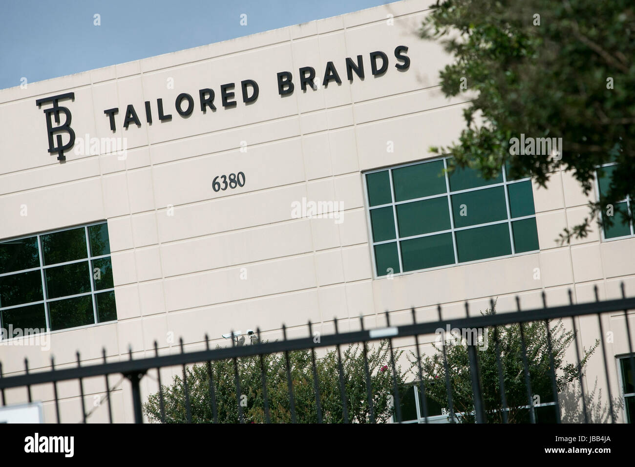 Un logo segno al di fuori della sede di Tailored Brands Inc., la società madre di uomini Wearhouse e JoS. A. Bank Clothiers, in Houston Texas, Foto Stock