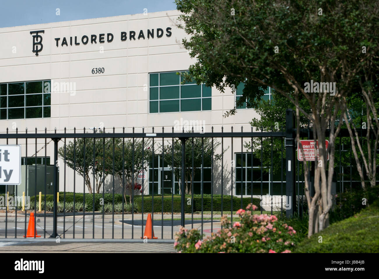 Un logo segno al di fuori della sede di Tailored Brands Inc., la società madre di uomini Wearhouse e JoS. A. Bank Clothiers, in Houston Texas, Foto Stock