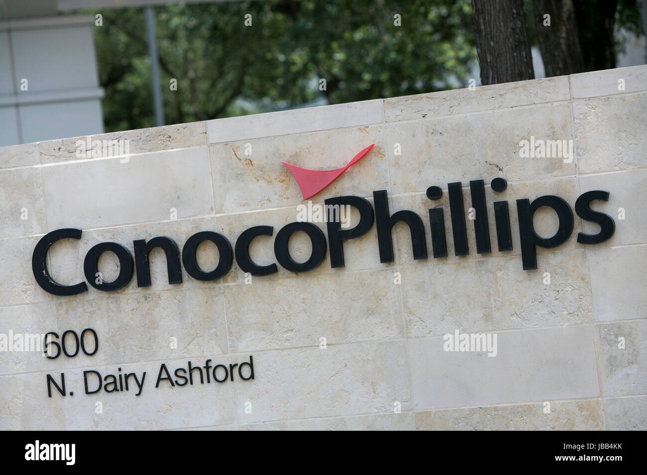 Un logo segno al di fuori della sede della ConocoPhillips Co., a Houston, Texas, il 27 maggio 2017. Foto Stock