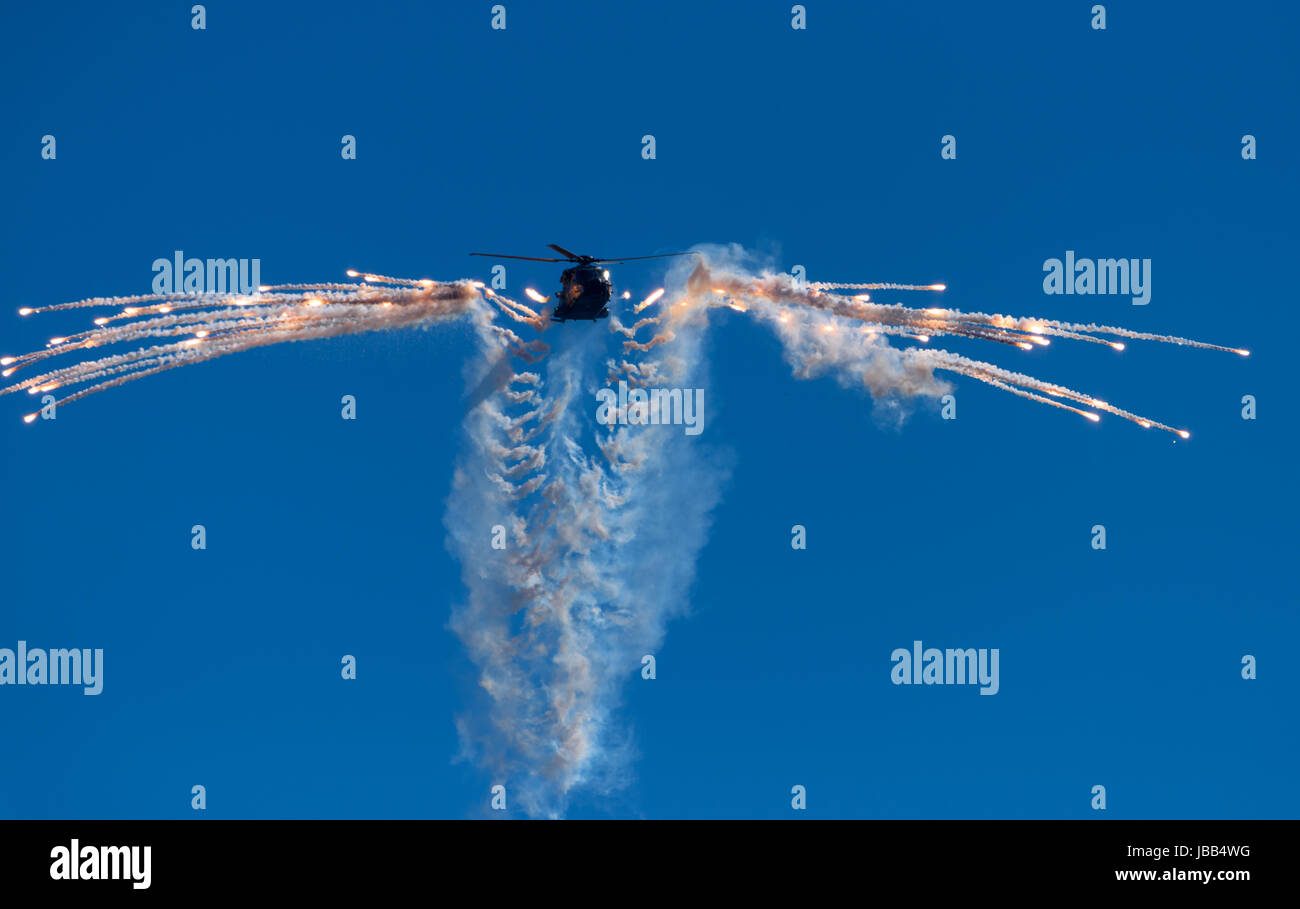 Helsinki, Finlandia - 9 Giugno 2017: esercito finlandese elicottero NH90 fuori tiro razzi a Kaivopuisto Air Show a Helsinki in Finlandia il 9 giugno 2017. Foto Stock