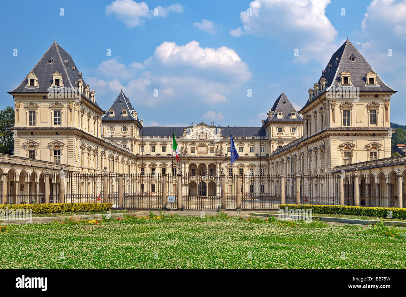 Il Castello del Valentino - ex residenza della casa reale di Savoia, attualmente è la sede del Politecnico Facoltà di Architettura a Torino, Italia. Foto Stock