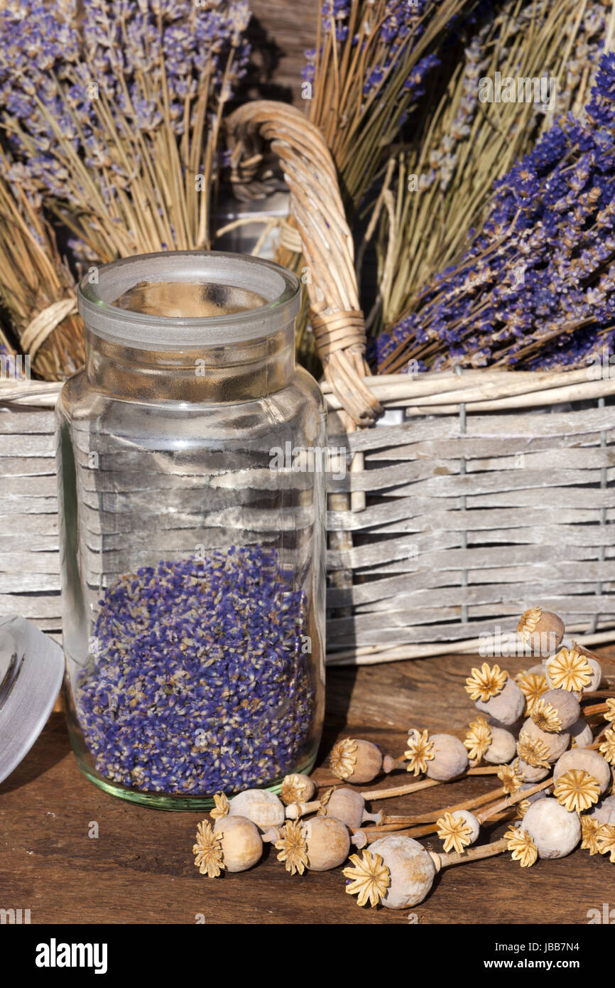 Lavendelblüten im Glas und Büschel Korb im Foto Stock