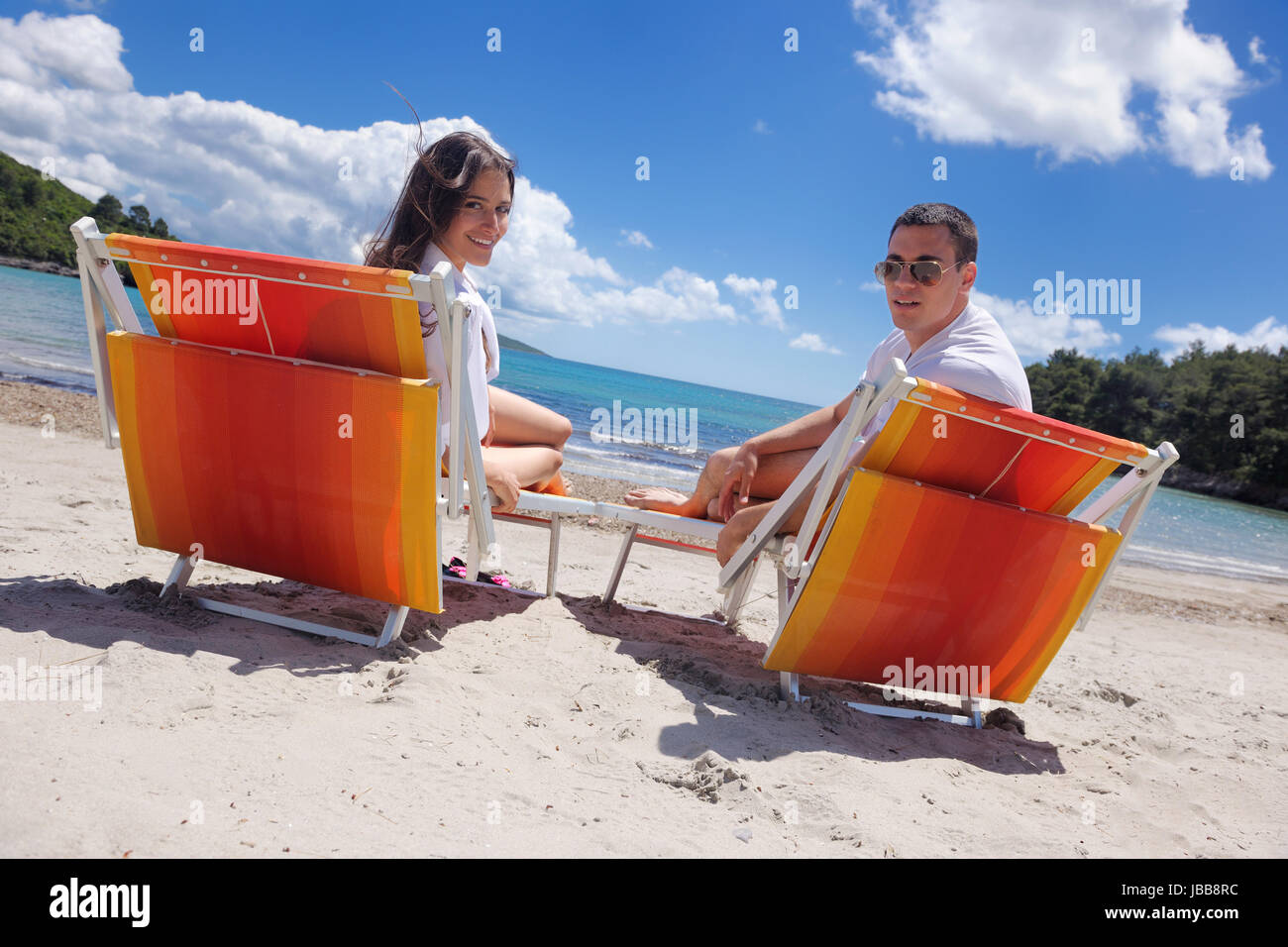 Felice coppia giovane divertirsi e rilassarsi sulla spiaggia Foto Stock