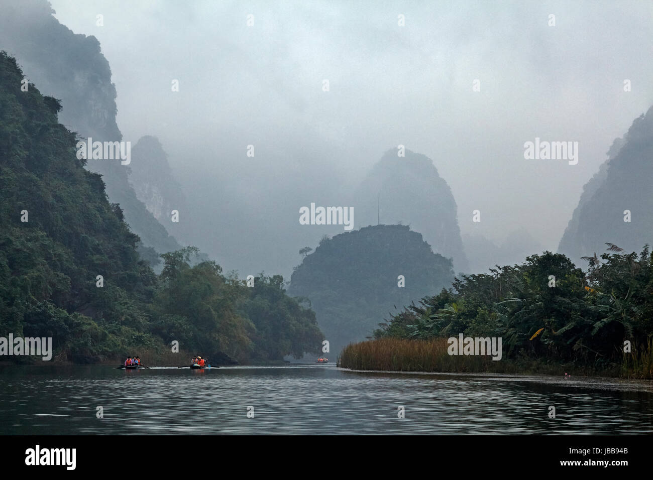 Pietre calcaree carsiche e la nebbia, Trang un (Patrimonio Mondiale UNESCO Area), nei pressi di Ninh Binh, Vietnam Foto Stock