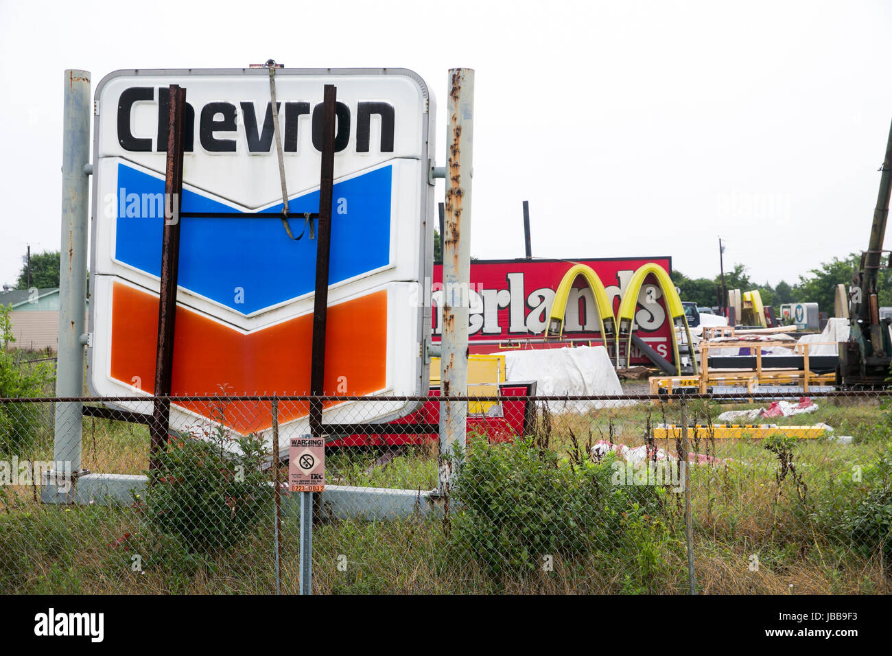 Un Chevron e McDonald segno del logo in un junk yard in Corsicana, Texas, il 29 maggio 2017. Foto Stock