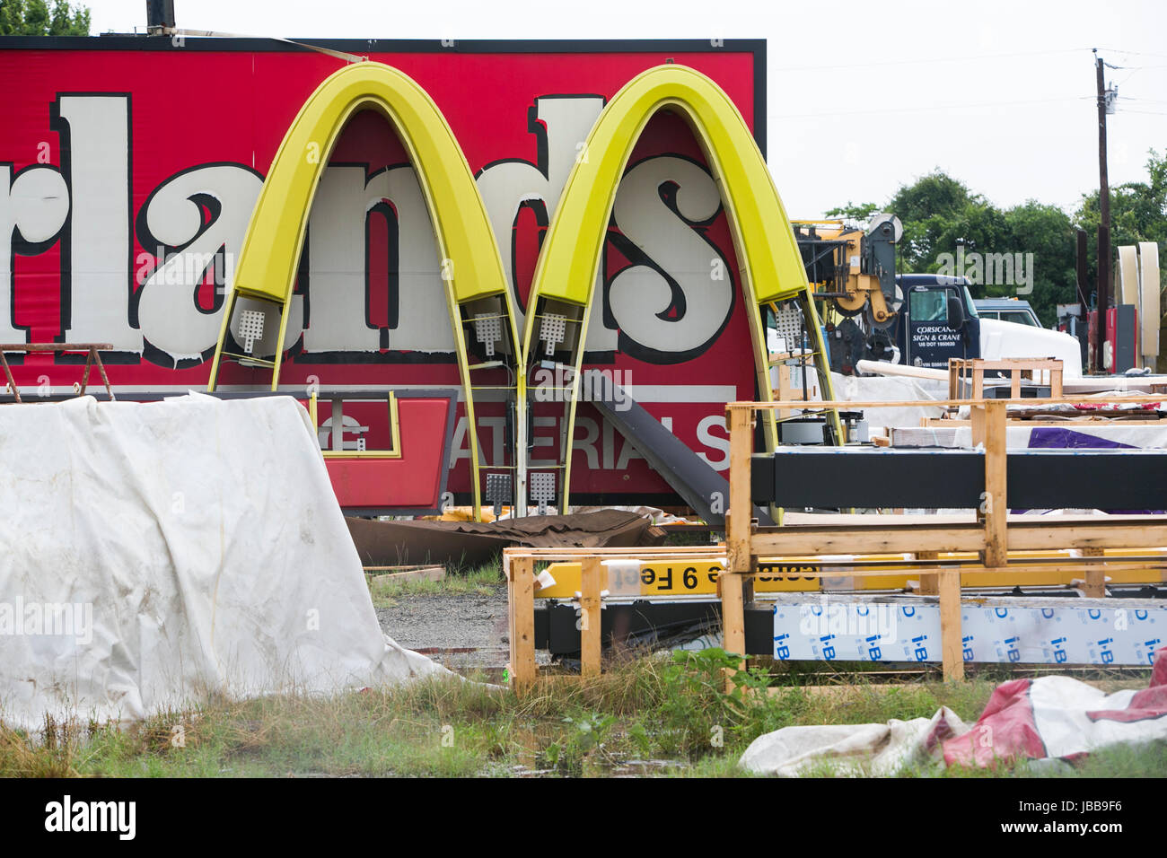 Un McDonald's ristorante fast food segno del logo in un junk yard in Corsicana, Texas, il 29 maggio 2017. Foto Stock