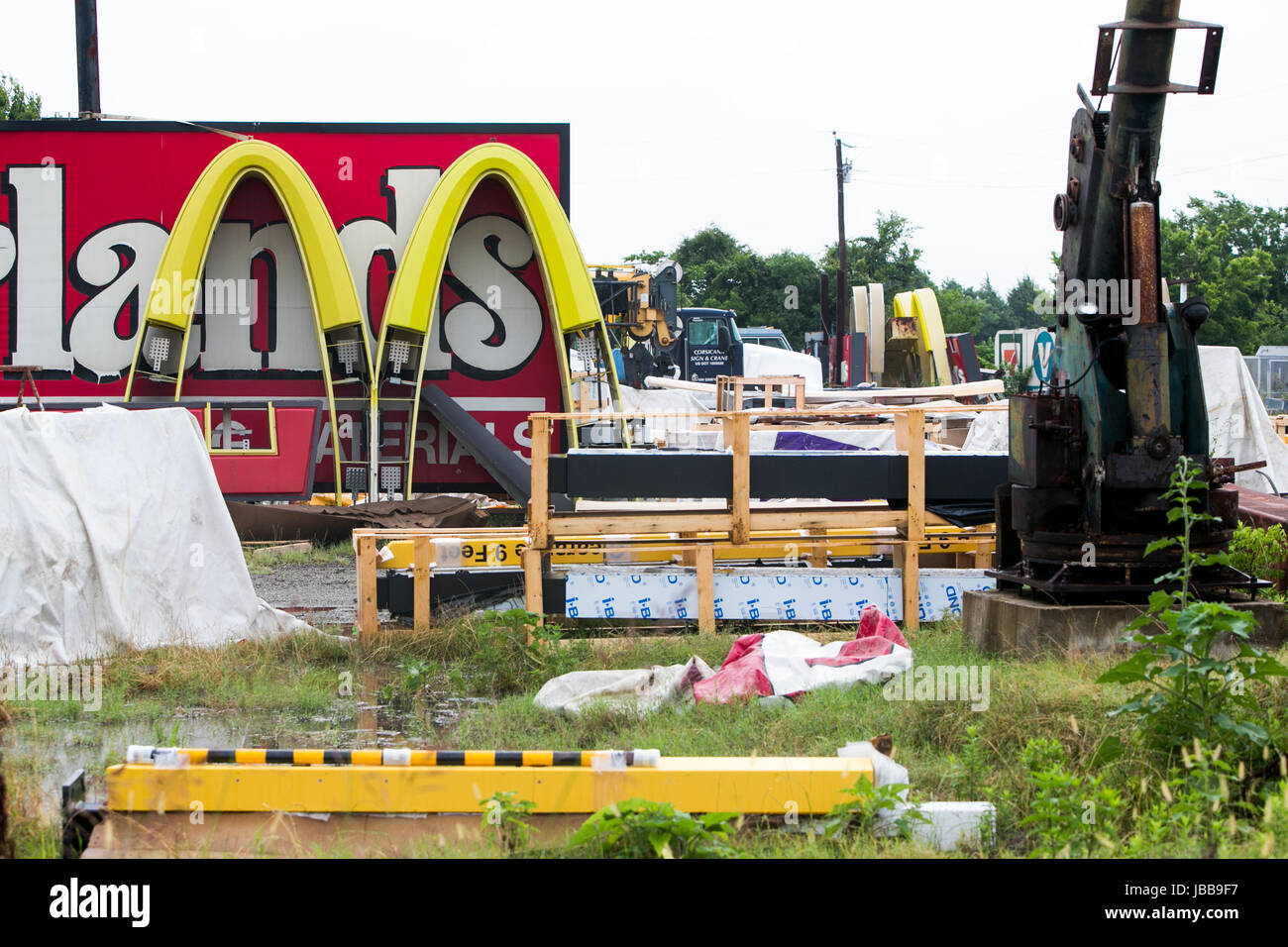 Un McDonald's ristorante fast food segno del logo in un junk yard in Corsicana, Texas, il 29 maggio 2017. Foto Stock