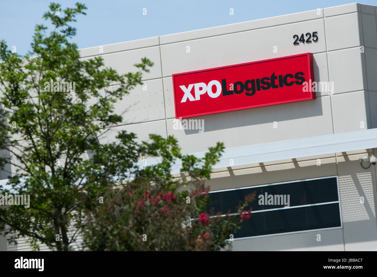 Un segno del logo al di fuori di una struttura occupata dal Xpo Logistica, Inc. di Dallas, Texas, il 29 maggio 2017. Foto Stock