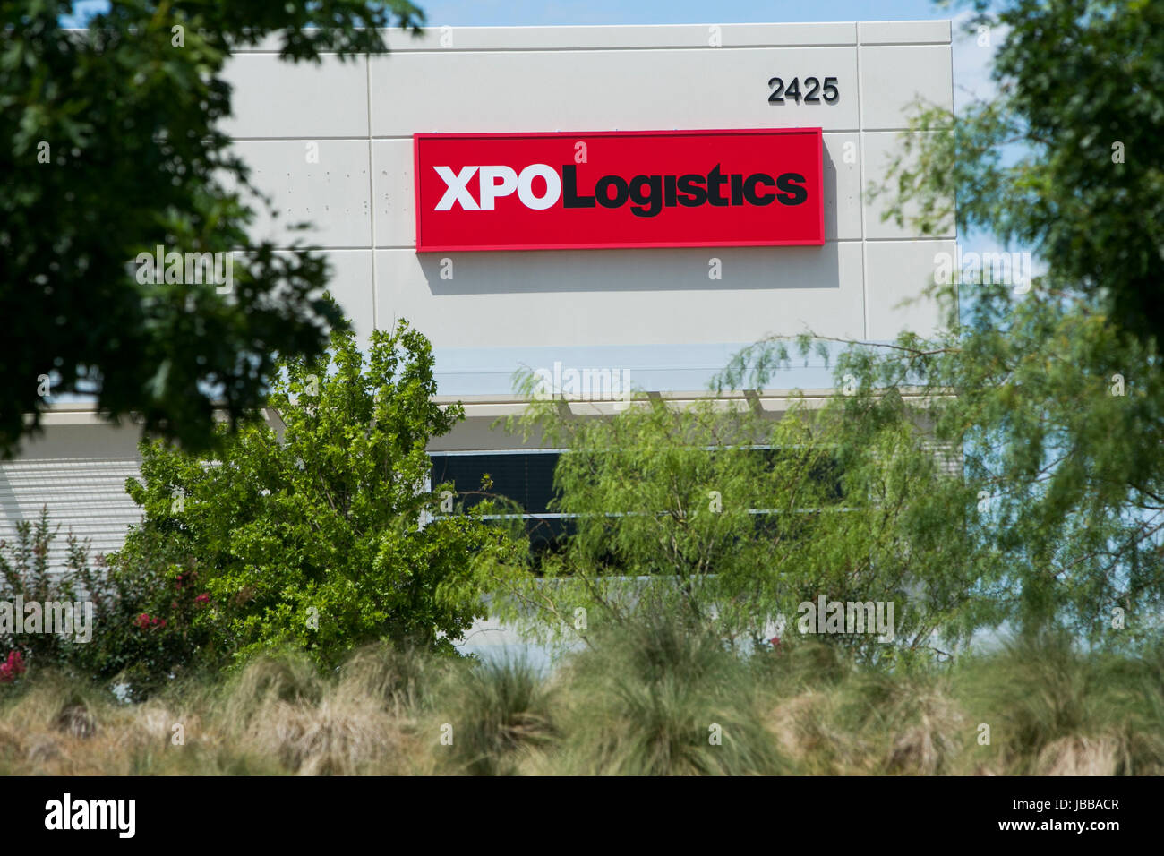 Un segno del logo al di fuori di una struttura occupata dal Xpo Logistica, Inc. di Dallas, Texas, il 29 maggio 2017. Foto Stock