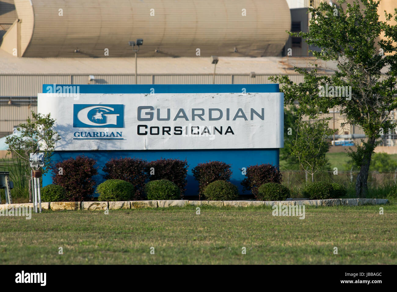 Un segno del logo al di fuori di una struttura occupata da Guardian Industries in Corsicana, Texas, il 29 maggio 2017. Foto Stock