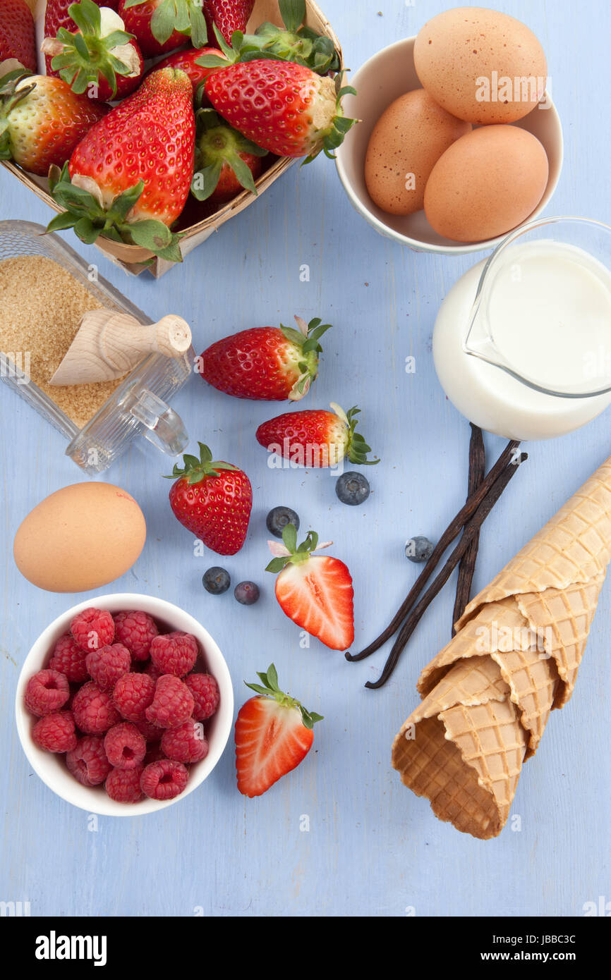 Frische Zutaten zur Zubereitung von Milcheis Fruechten mit Foto Stock