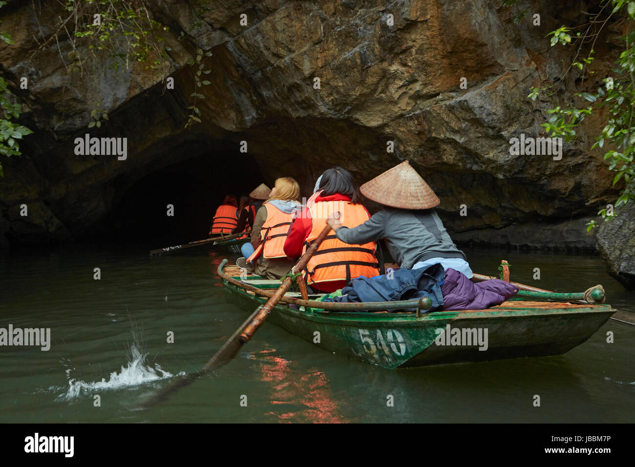 I turisti in viaggio in barca attraverso Trang Un grotte (Patrimonio Mondiale UNESCO Area), nei pressi di Ninh Binh, Vietnam Foto Stock