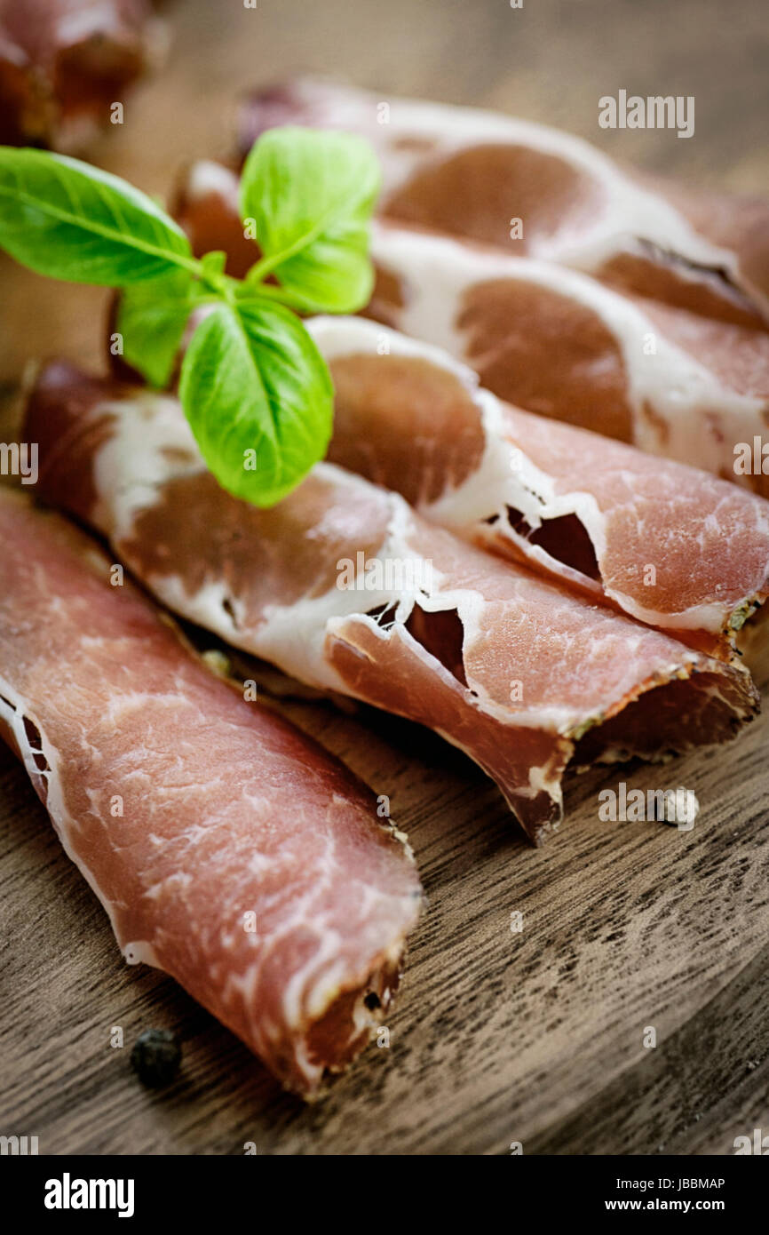 Carne di maiale essiccata collare prosciutto salame con erbe aromatiche Foto Stock