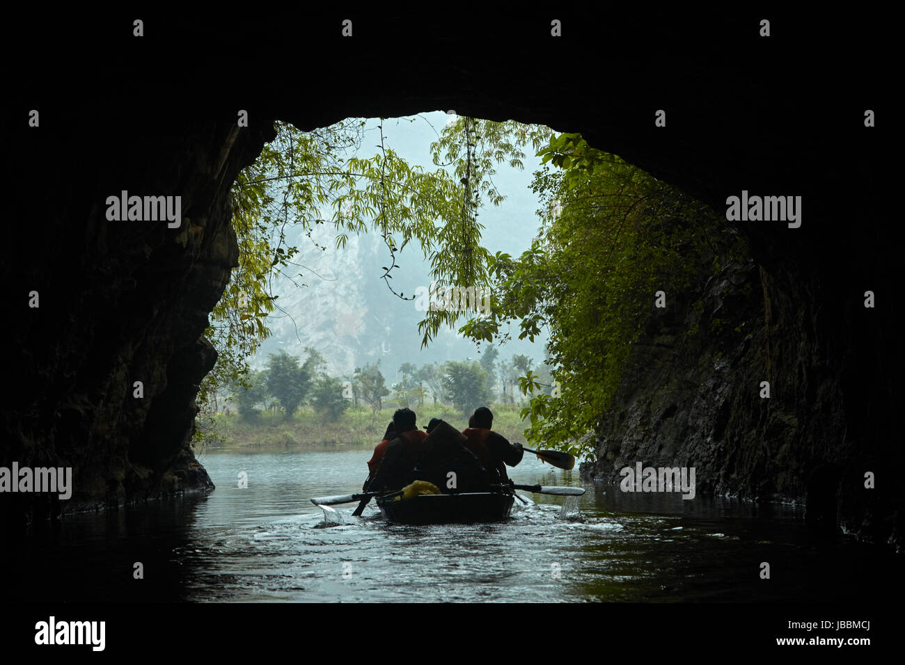 I turisti in viaggio in barca attraverso Trang Un grotte (Patrimonio Mondiale UNESCO Area), nei pressi di Ninh Binh, Vietnam Foto Stock