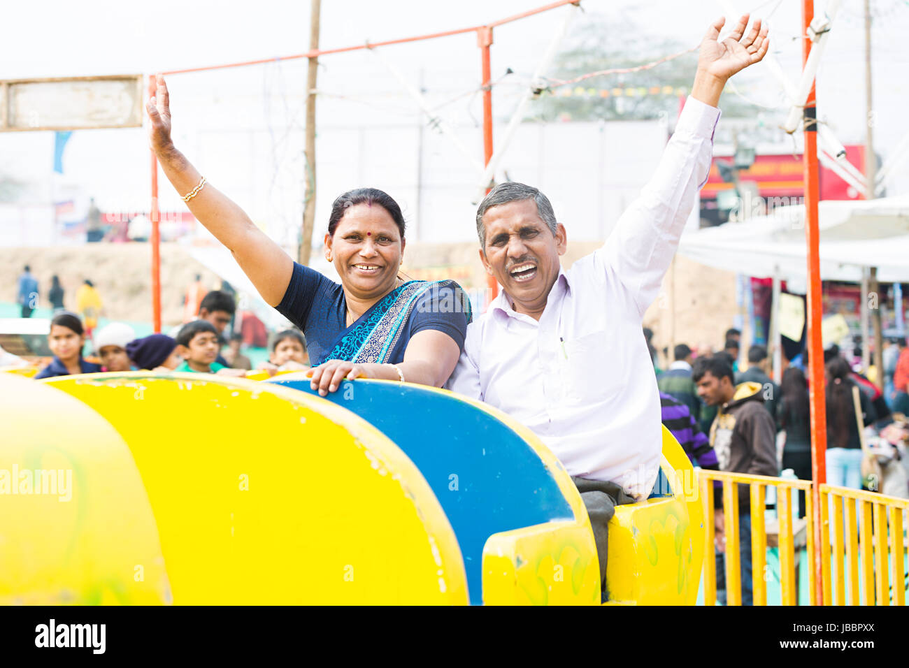 Happy 2 indian coppia senior jhula ride fair di suraj kund tifo Foto Stock