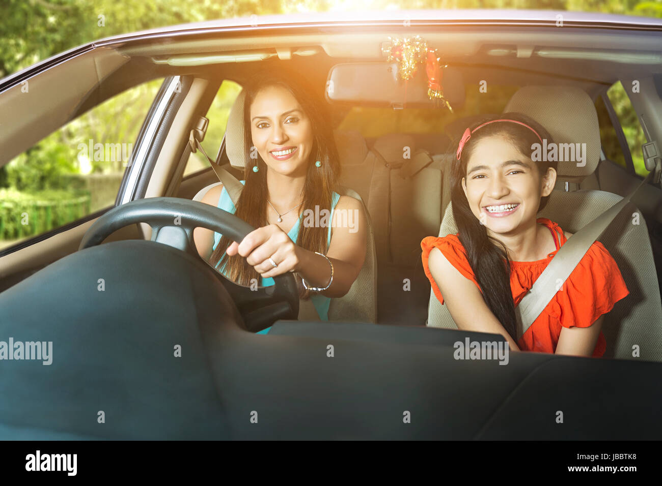 2 persone figlia divertimento di guida viaggio ragazza seduta picnic sorridente travel Foto Stock