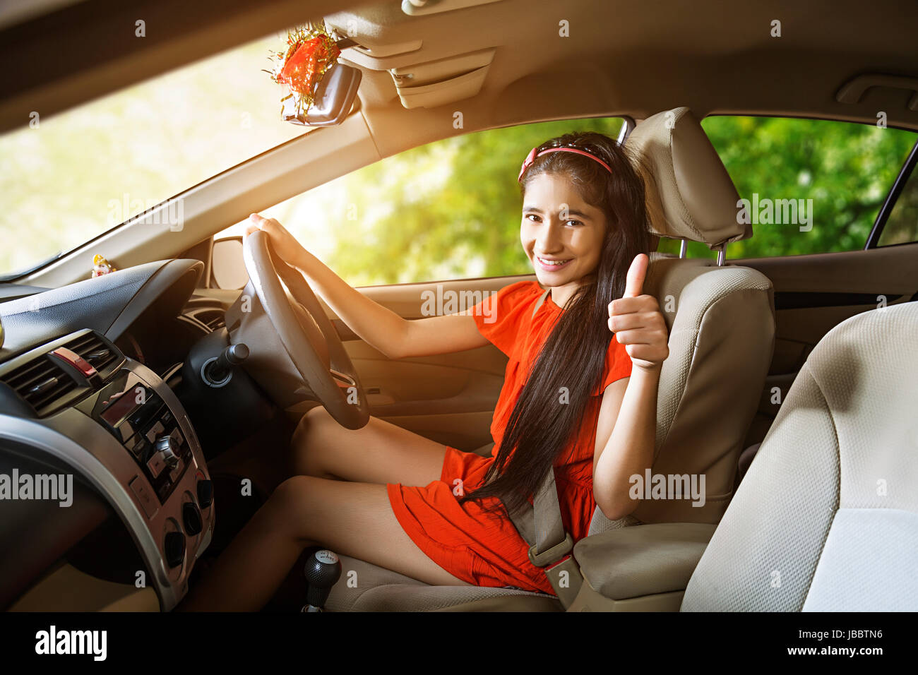 1 persona solo auto viaggio ragazza nuova seduta sorridente Thumbs up travel Foto Stock