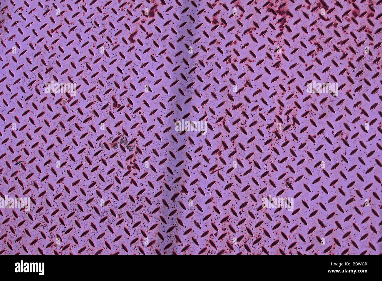 Hintergrund, violett gefärbte Riffelblechplatte Foto Stock