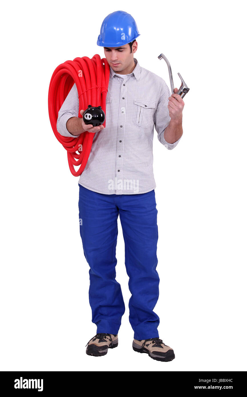 Plumber holding piggy-bank e toccare Foto Stock