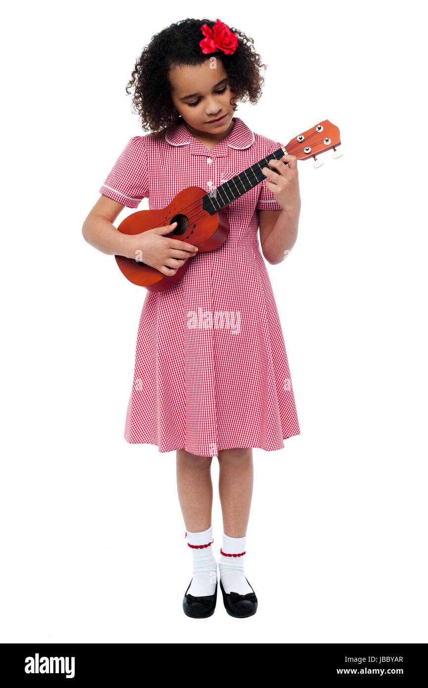 Funny bambina con una chitarra isolato su bianco Foto Stock