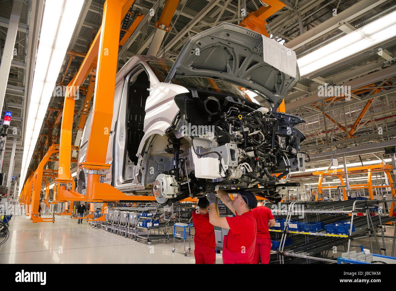 24.10.2016, Polonia, di Wielkopolska, Wrzesnia - Costruzione della nuova CR, linea di montaggio nella nuova fabbrica della Volkswagen Veicoli Commerciali. Con ? 800 milioni, Wrzesnia è il più alto degli investimenti esteri in Polonia. Con 3000 dipendenti, 100.000 veicoli dovranno essere prodotte ogni anno. 00A161024D018CAROEX.JPG - non per la vendita in G E R M A N Y, A U S T R I A, S W I T Z e R L A N D [modello di rilascio: NO, la proprietà di rilascio: NO (c) caro agenzia fotografica / Bastian, http://www.caro-images.pl, info@carofoto.pl - nel caso di utilizzo dell'immagine per qualsiasi finalità, si prega di contattare l'Agenzia - la foto è soggetto a Foto Stock