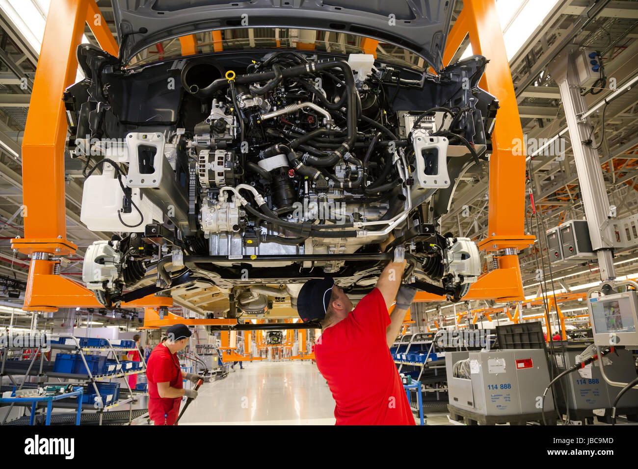 24.10.2016, Polonia, di Wielkopolska, Wrzesnia - Costruzione della nuova CR, linea di montaggio nella nuova fabbrica della Volkswagen Veicoli Commerciali. Con ? 800 milioni, Wrzesnia è il più alto degli investimenti esteri in Polonia. Con 3000 dipendenti, 100.000 veicoli dovranno essere prodotte ogni anno. 00A161024D031CAROEX.JPG - non per la vendita in G E R M A N Y, A U S T R I A, S W I T Z e R L A N D [modello di rilascio: NO, la proprietà di rilascio: NO (c) caro agenzia fotografica / Bastian, http://www.caro-images.pl, info@carofoto.pl - nel caso di utilizzo dell'immagine per qualsiasi finalità, si prega di contattare l'Agenzia - la foto è soggetto a Foto Stock