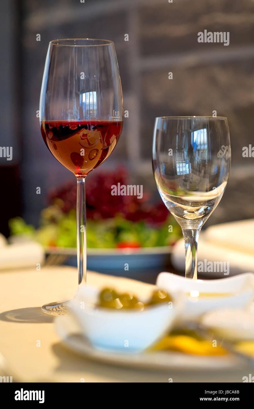 Gedeckter Esstisch mit Weingläsern coperto tavolo da pranzo con bicchieri di vino Foto Stock