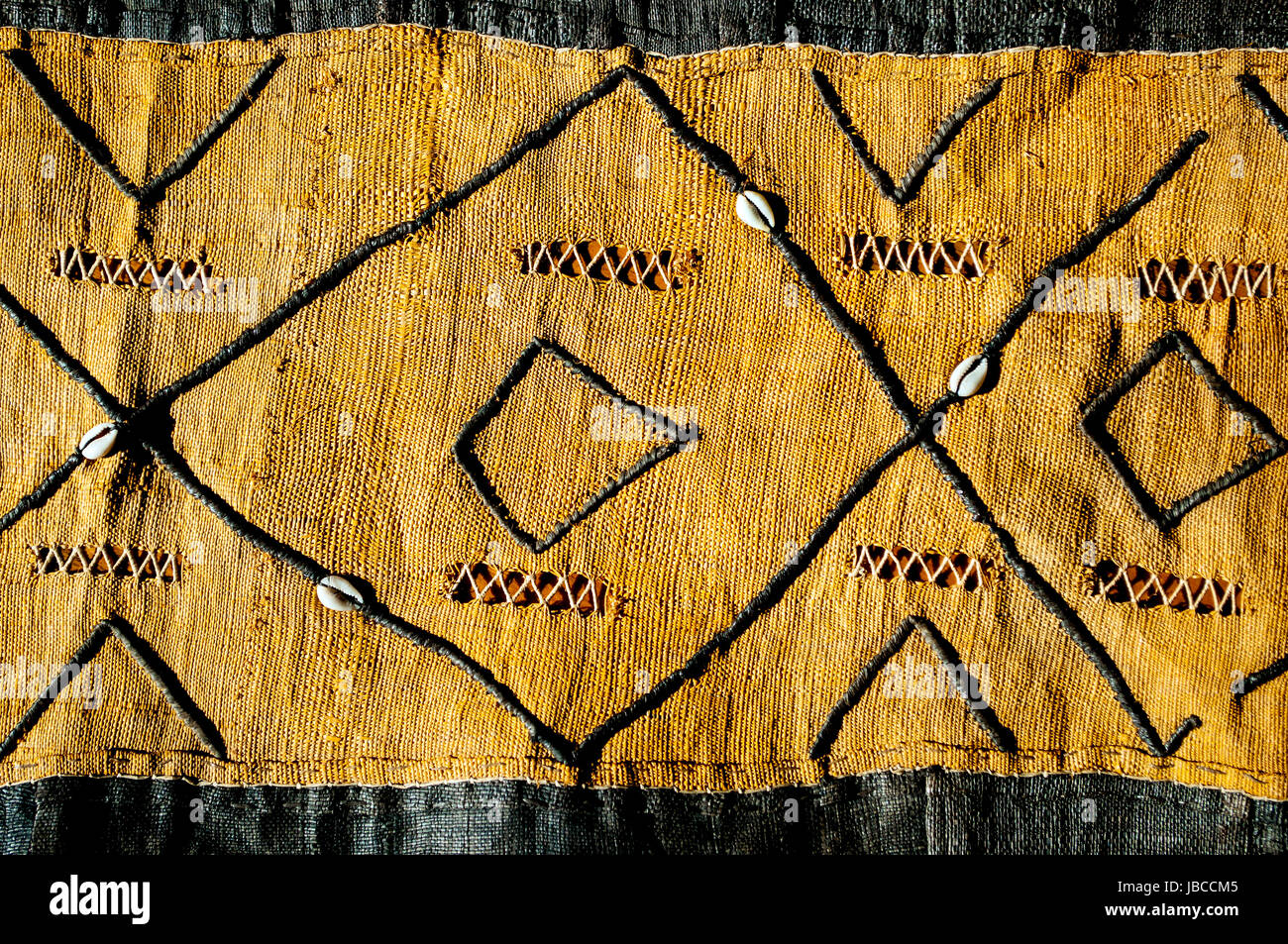Kuba rafia tessuto dalla Repubblica democratica del Congo in studio di impostazione Foto Stock