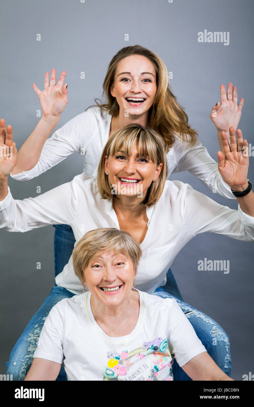 Drei generationen großmutter mutter und tochter im ritratto vor grauem hintergrund familie Foto Stock