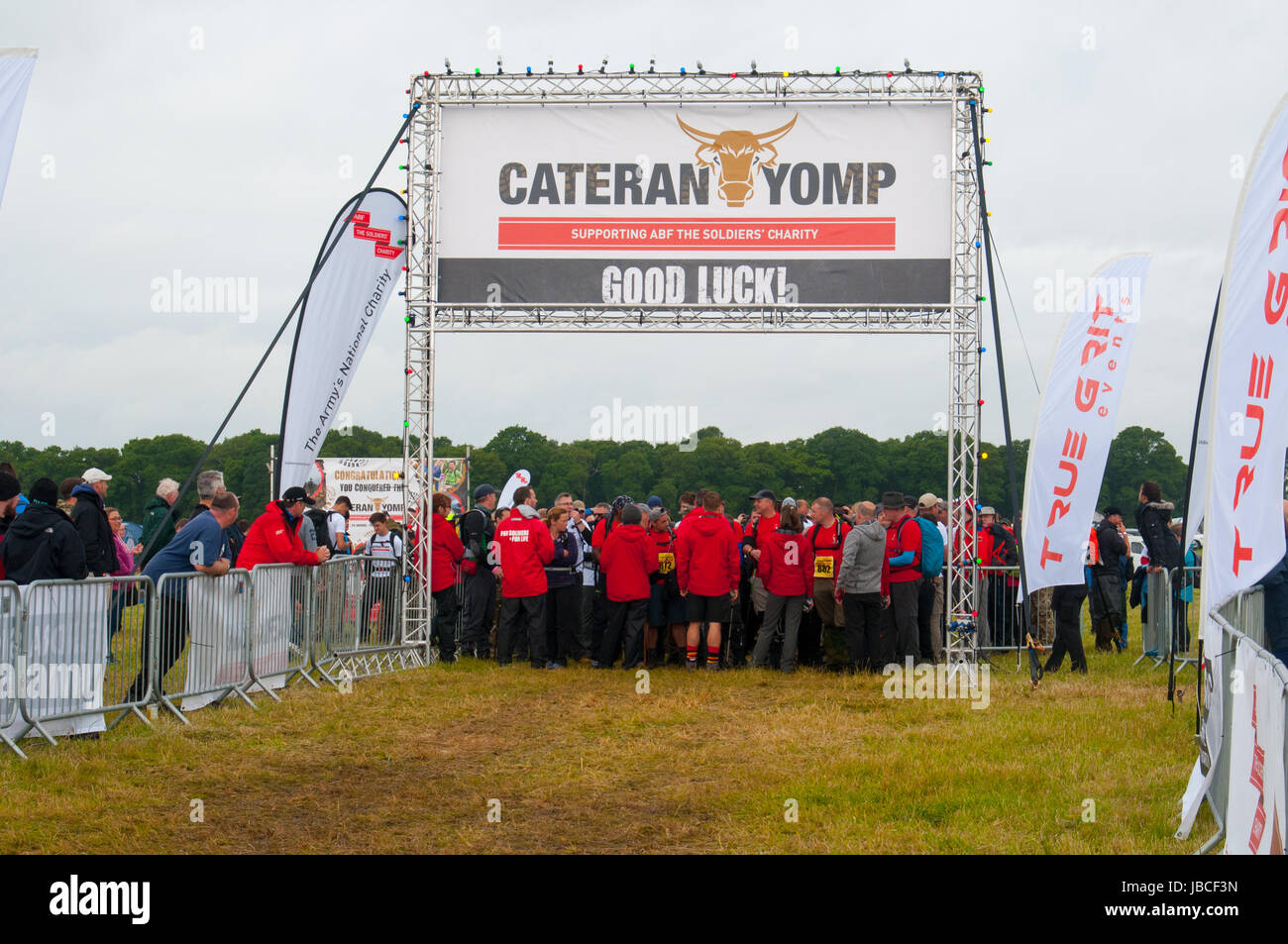 Blairgowrie, Perthshire, Scotland, Regno Unito. Decimo Giugno, 2017. Walkers a sttart del 2017 Cateran Yomp, un ente di beneficenza a piedi il supporto ABF soldato carità &COPY; Credito: Cameron Cormack/Alamy Live News Foto Stock