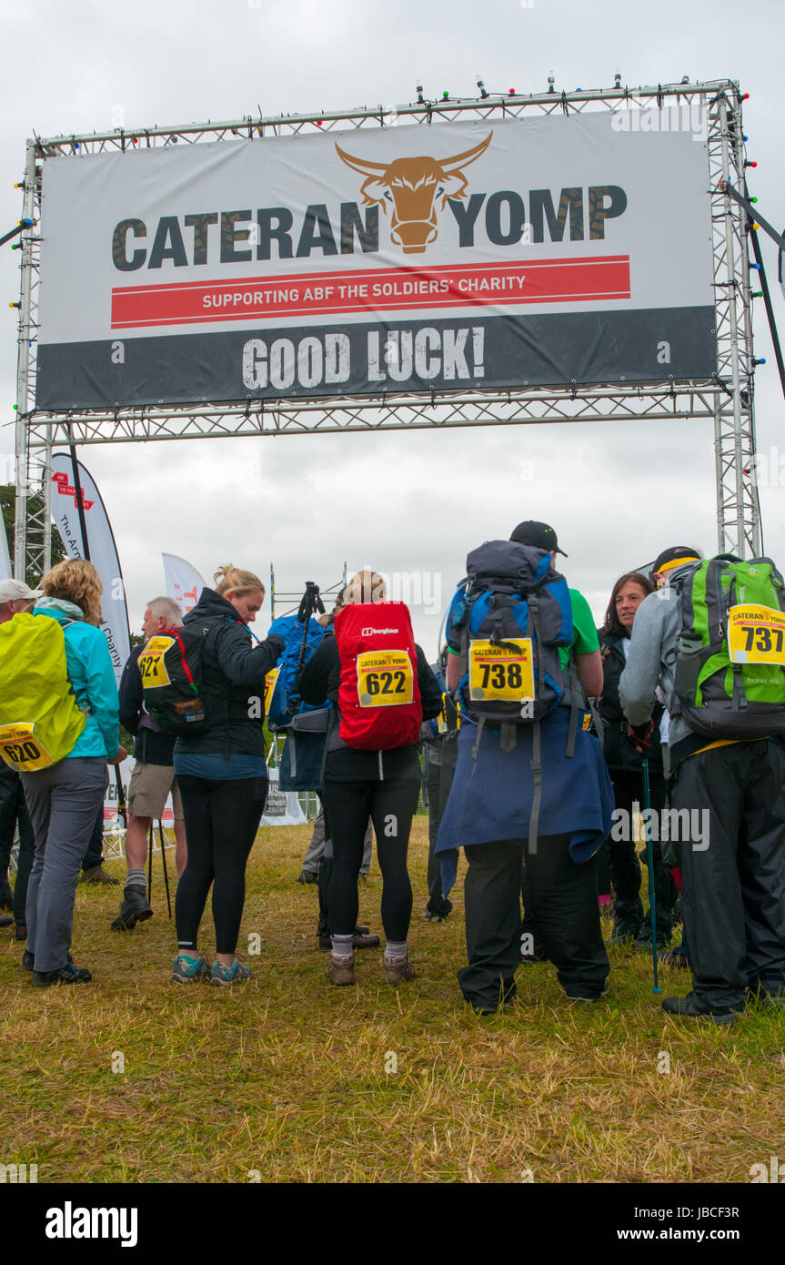 Blairgowrie, Perthshire, Scotland, Regno Unito. Decimo Giugno, 2017. Walkers a sttart del 2017 Cateran Yomp, un ente di beneficenza a piedi il supporto ABF soldato carità © Credito: Cameron Cormack/Alamy Live News Foto Stock